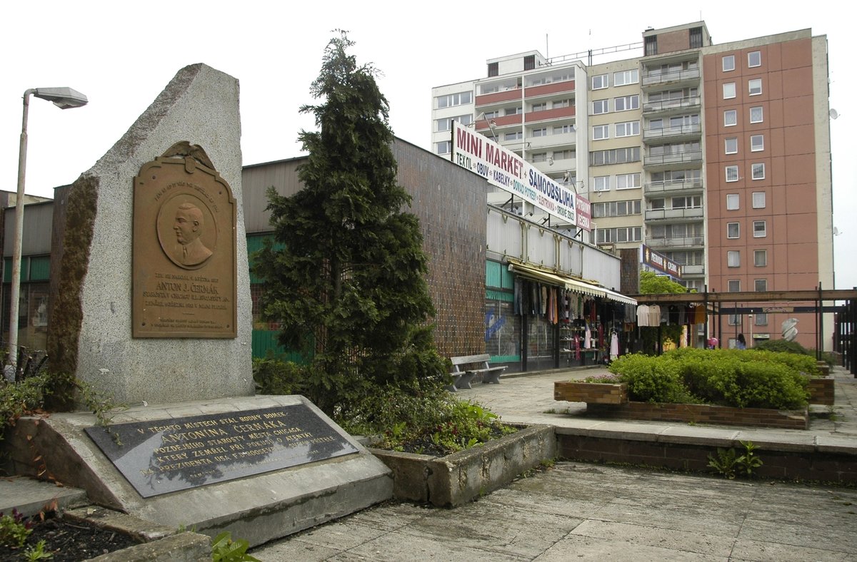 Pomníček kladenskému rodákovi Antonínu Josefu Čermákovi (9. května 1873 - 6. března 1933), někdejšímu starostovi amerického Chicaga. Antonín Čermák, také Anton Cermak, zemřel v roce 1933 v Miami na následky zranění, která utrpěl při útoku údajného anarchisty Giuseppe Zangary na prezidenta Franklina D. Roosevelta. Dva roky po Čermákově smrti byla na jeho rodném domku v Kladně odhalena pamětní deska s reliéfním portrétem. Domek a celá čtvrť musely v 70. letech 20. století ustoupit panelákům, ale originál pamětní desky se uchoval v kladenském muzeu. V 90. letech se její kopie stala součástí pomníčku postaveného mezi paneláky na ulici Čs. armády na místě, kde Čermákův rodný domek stával.