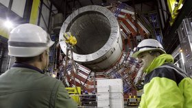Největší urychlovač částic na světě LHC je opět v provozu.