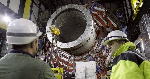 Největší urychlovač částic na světě LHC je opět v provozu.