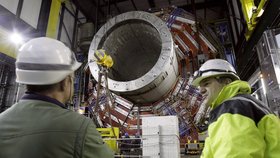 Největší urychlovač částic na světě LHC je stále mimo provoz