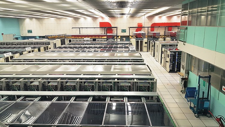 CERN denně produkuje obrovské množství dat, které zpracovává tato serverovna