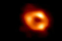 Historicky první fotka černé díry v naší galaxii! Astronomové ukázali výjimečný snímek