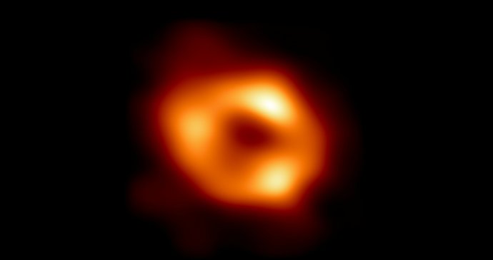 Historicky první fotografie černé díry v Mléčné dráze.