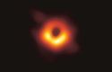 Původní fotografie černé díry v centru galaxie Messier 87 z jara letošního roku