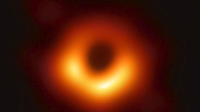 První snímek černé díry