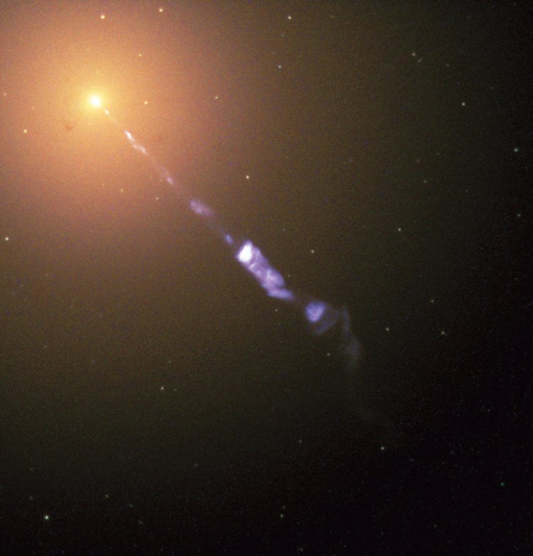 Snímek jetů z černé díry v galaxii M87 pořídil již dříve Hubbleův kosmický dalekohled