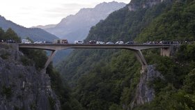 K nehodě došlo na mostě nad černohorskou řekou Morača. Při výjezdu z tunelu dostal autobus smyk, prorazil svodidla a letěl ze srázu (vpravo)