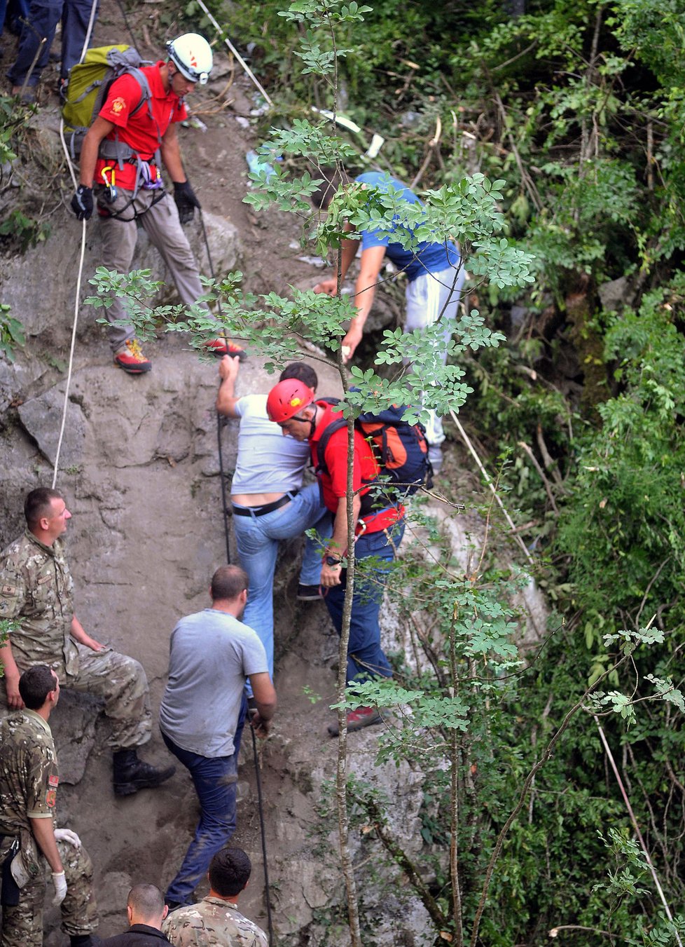 Policisté i záchranáři se museli do rokle pro přeživší opatrně slaňovat