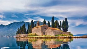Kostelík na ostrůvku v zálivu Kotor