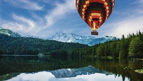 Do národního parku Durmitor lze zavítat nejen po svých, ale i v koši balonu.