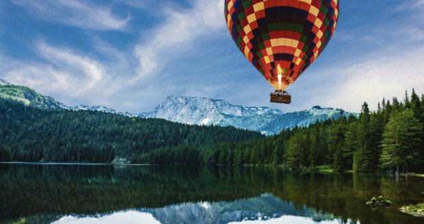 Do národního parku Durmitor lze zavítat nejen po svých, ale i v koši balonu.