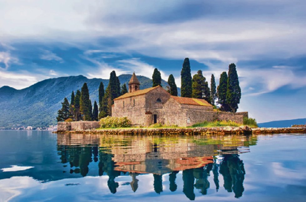 Kostelík na ostrůvku v zálivu Kotor.