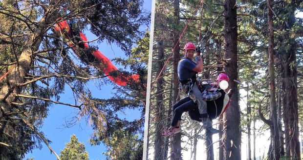 Paraglidistka v Krkonoších uvízla v korunách stromů: Volající zahltili tísňovou linku