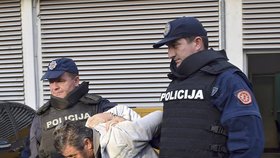 Černohorská policie eskortuje muže podezřelého z přípravy puče.