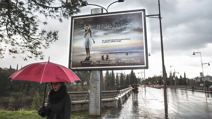 Jeden z billboardů, který v Černé Hoře vyvolal kontroverzi