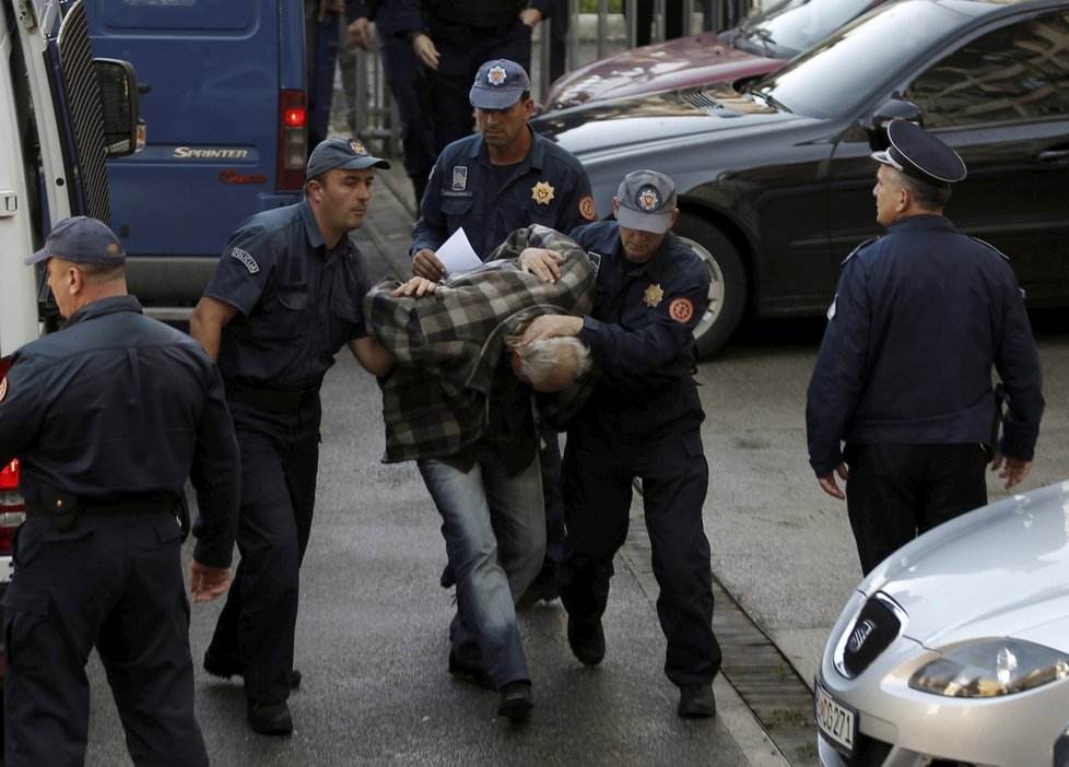 V Černé Hoře bylo během voleb zadrženo asi dvacet srbských a černohorských občanů, mimo jiné i někdejší šéf srbských zvláštních policejních sil.
