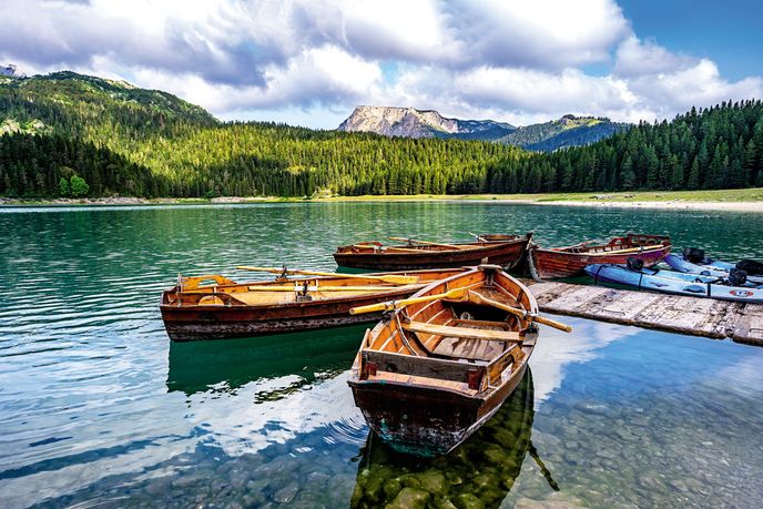 Černé jezero leží v nadmořské výšce 1416 metrů Černé jezero leží v nadmořské výšce 1416 metrů