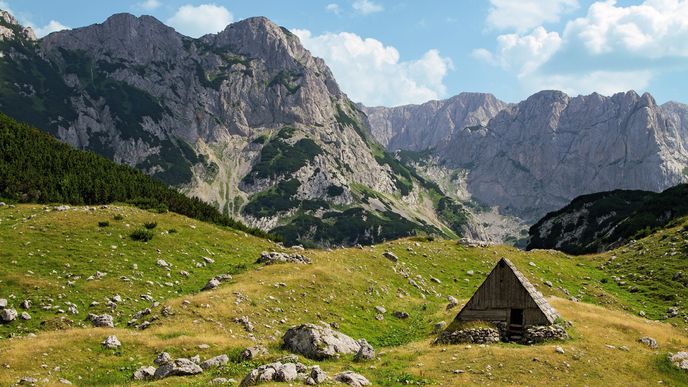 Z alpských luk se salašemi se v pohoří Durmitor zvedají dominantní vápencové vrcholy