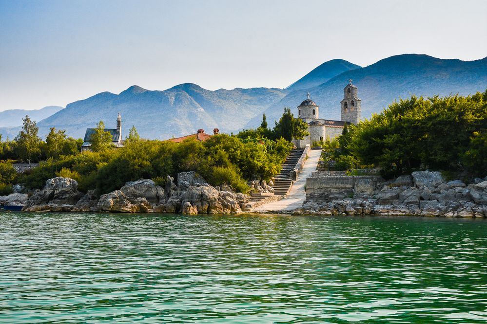 Klášter Beška leží na Skadarském jezeře poblíž vesnice Donji Muriči.
