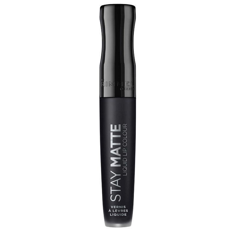 Tekutá rtěnka Stay Matte, Rimmel, odstín 840 pitch black, 146 Kč.  Koupíte v síti drogérií.