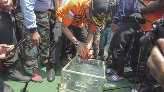 Potápěči našli černou skříňku ze zříceného indonéského letadla