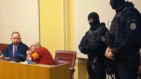 Lališ radící se se svým právníkem