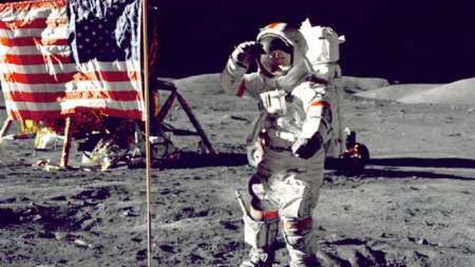 Eugene Cernan, americký astronaut českého původu, při misi na Měsíc.