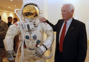 Eugene Cernan, astronaut s českými kořeny, pózuje v Madridu v roce 2009.