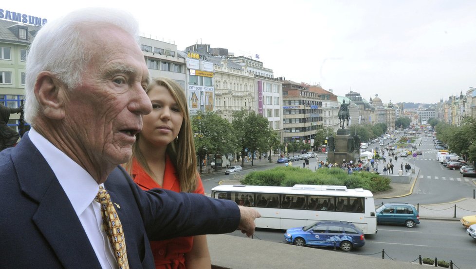 Cernan s vnučkou na návštěvě Prahy v roce 2008. Ukazuje, kde se v roce 1969 upálil Jan Palach.