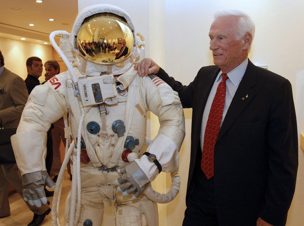 Eugene Cernan pózuje v Madridu v roce 2009