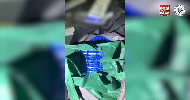 V černém autě objevili policisté 36 krabic s více než 350 tisíci cigaretami.