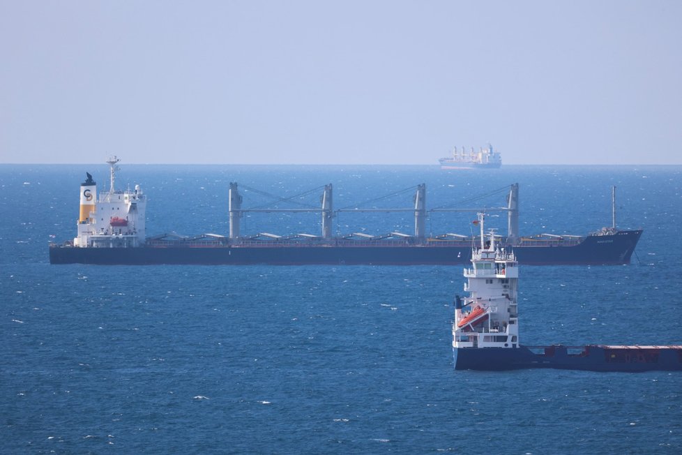 Lodě v Černém moři převážející ukrajinské obilí (6.8.2022)