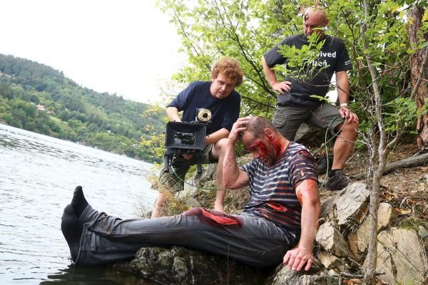 Herec toužil po akčnější scéně, nakonec se jen »válel« před kamerou v ledové vodě.