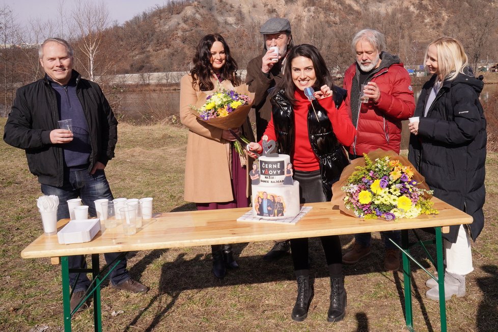 Seriál Černé vdovy bude mít pokračování. Hrdinky Jitka Čvančarová, Jana Plodková a Lucia Siposová budou opět úřadovat. Detektiv Bolek Polívka nebude chybět.