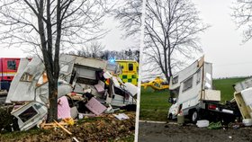 Dovolená skončila dříve, než začala: Řidič karavanu narazil do stromu a oknem vylétl ven