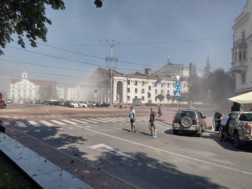 Centrum Černihivu po ruském bombardování (19. 8. 2023).