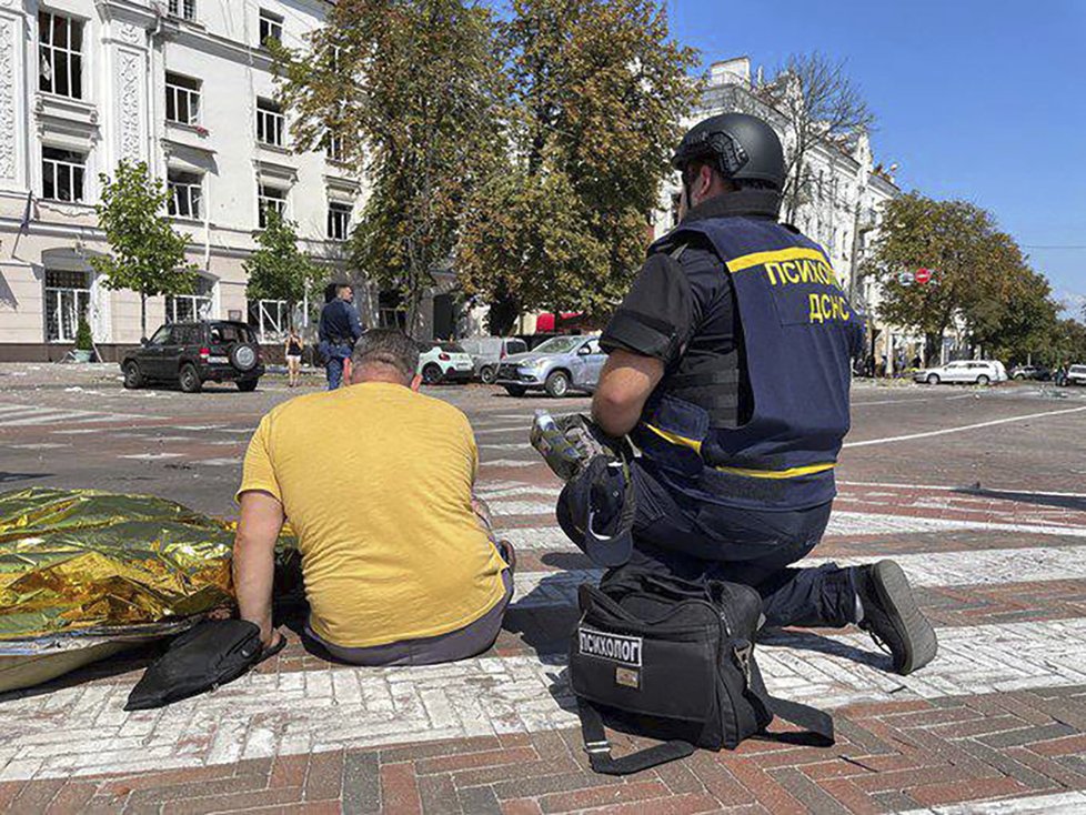 Záchranáři v Černihivu zasaženém ruským bombardováním (19. 8. 2023)