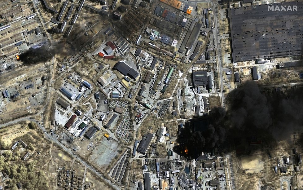 Satelitní snímky z Černihivu zachycují hořící skladiště nafty.