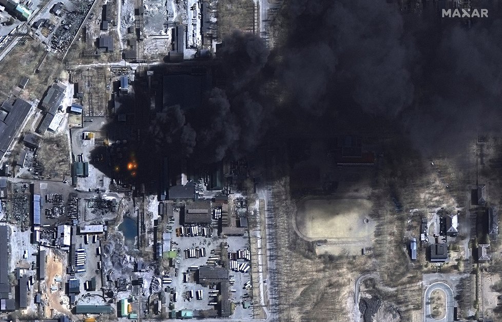 Satelitní snímky z Černihivu zachycují hořící skladiště nafty.