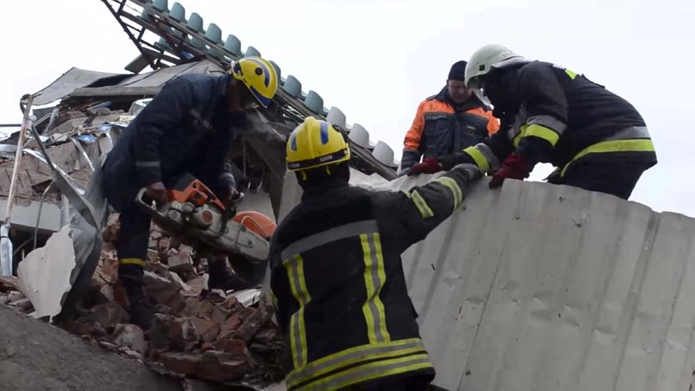 Záchranáři v troskách černihivského stadionu, 14. dubna.