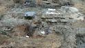 Zákopy, které ruská armáda vykopala jen nedaleko elektrárny