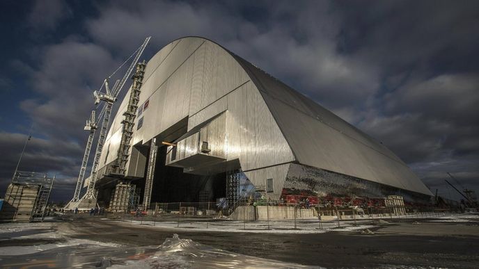 Nový obří kryt, který zakryl havarovaný blok jaderné elektrárny v Černobylu.