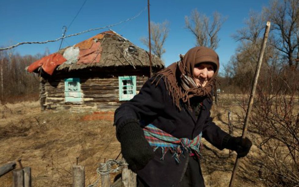 Ukrajina 2011 – Stařenka Karatina Deša (92) se vrátila do svého rodiště v uzavřeném pásmu.
