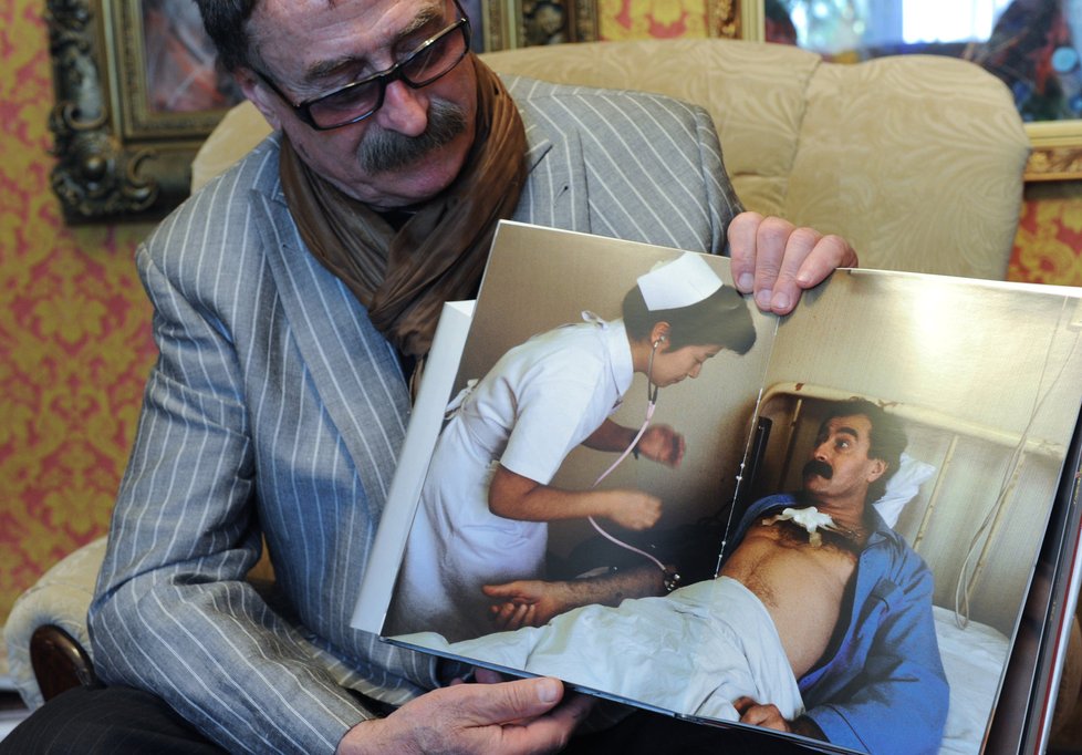 Kostin ukazuje fotku, jak leží v japonské nemocnici, kde se vzpamatovával z ozáření.