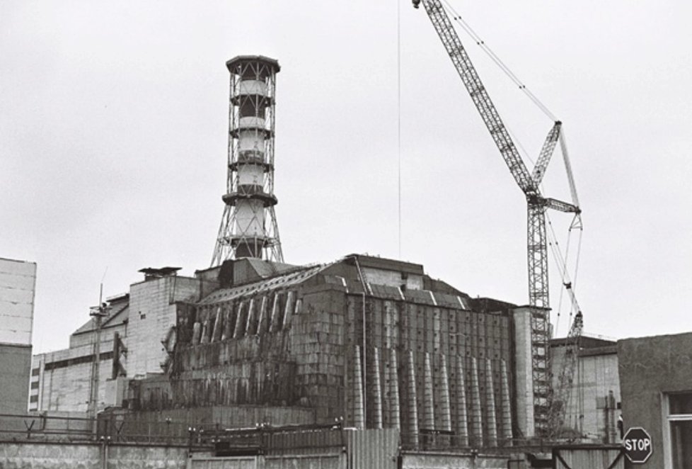 Jaro 1988: havarovaný čtvrtý jaderný reaktor v Černobylu pod provizorním krytem.