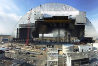 Černobyl má po 30 letech nový sarkofág. Konstrukce je vyšší než socha Svobody