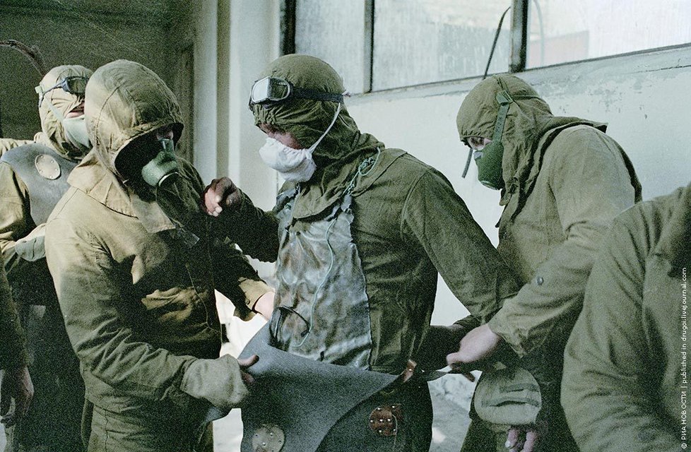 Ochranné obleky byly při odklízení katastrofy v Černobylu nutností.