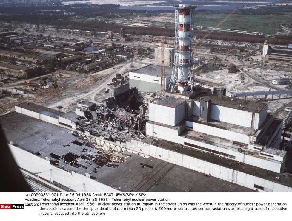 Snímek vybuchlého černobylského reaktoru z roku 1986.