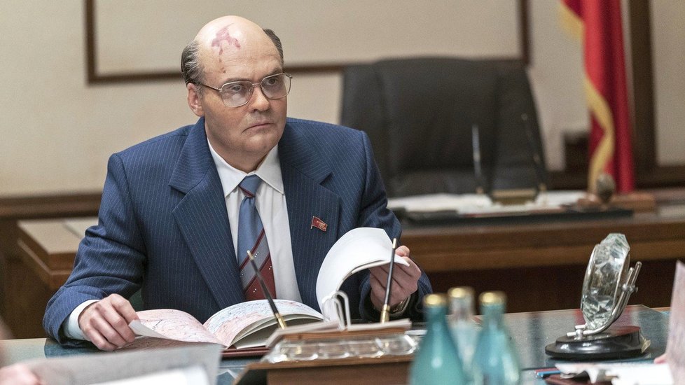 Švédský herec David Dencik v roli Gorbačova, snímek ze seriálu Černobyl od HBO