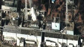Čtyři poškozené reaktorové budovy ve Fukušimě.